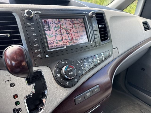 2012 Toyota Sienna XLE - 22922444 - 11