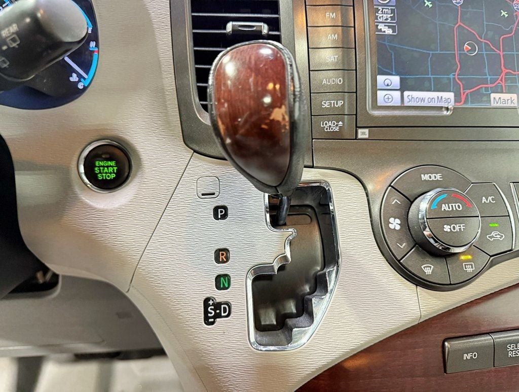 2012 Toyota Sienna XLE - 22922444 - 12