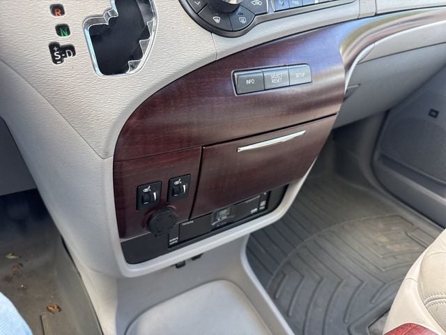 2012 Toyota Sienna XLE - 22922444 - 12