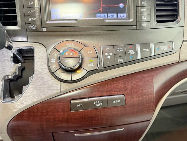 2012 Toyota Sienna XLE - 22922444 - 16