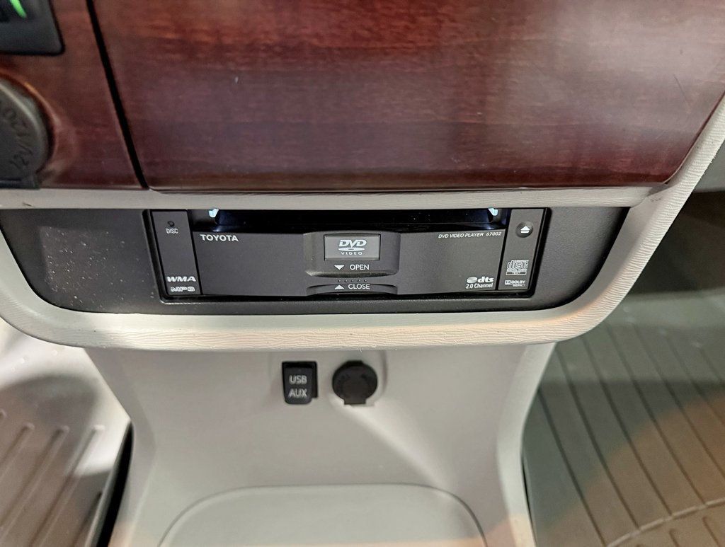 2012 Toyota Sienna XLE - 22922444 - 18