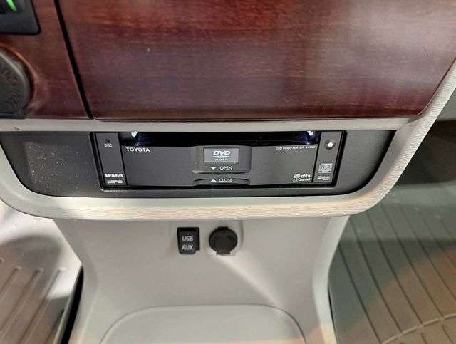 2012 Toyota Sienna XLE - 22922444 - 18