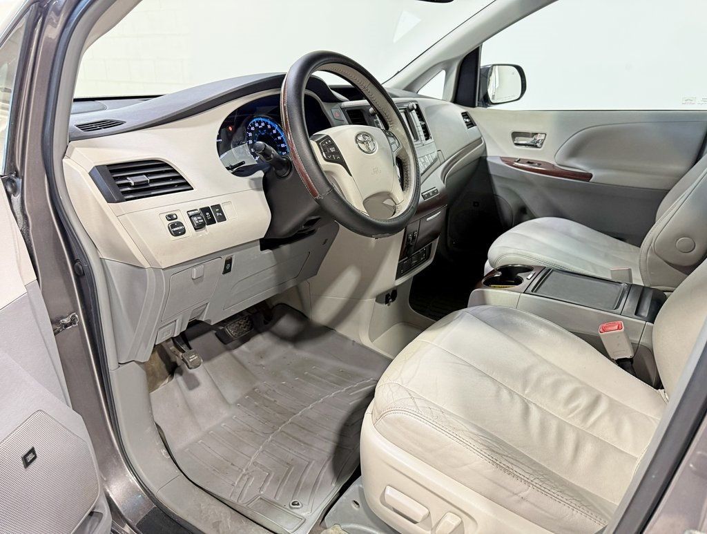 2012 Toyota Sienna XLE - 22922444 - 24