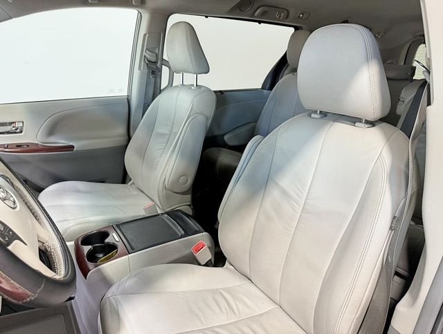 2012 Toyota Sienna XLE - 22922444 - 26