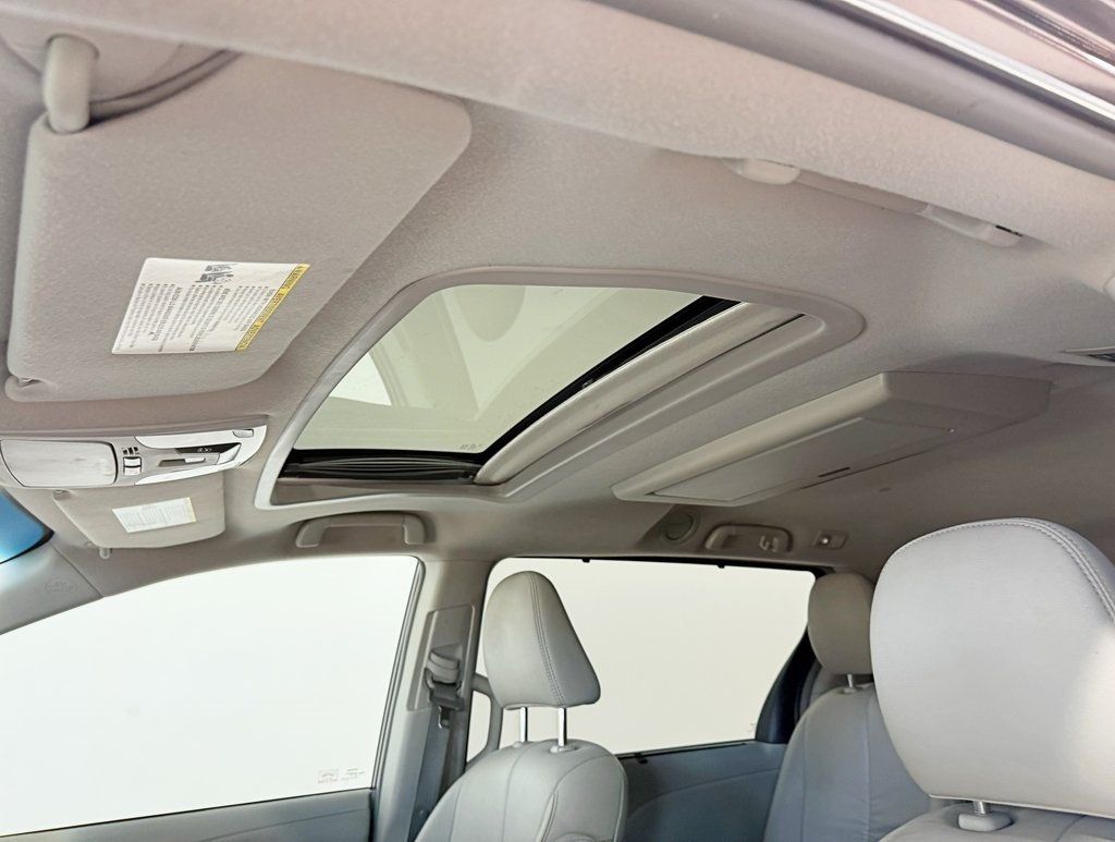 2012 Toyota Sienna XLE - 22922444 - 27