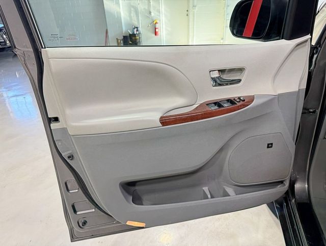 2012 Toyota Sienna XLE - 22922444 - 28