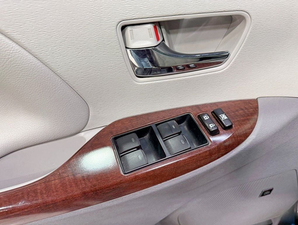 2012 Toyota Sienna XLE - 22922444 - 29