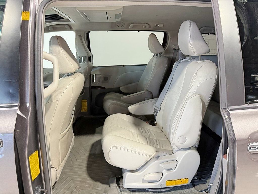 2012 Toyota Sienna XLE - 22922444 - 31