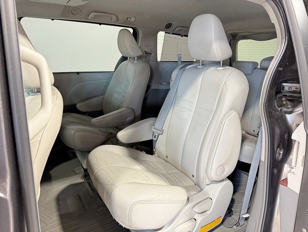 2012 Toyota Sienna XLE - 22922444 - 32