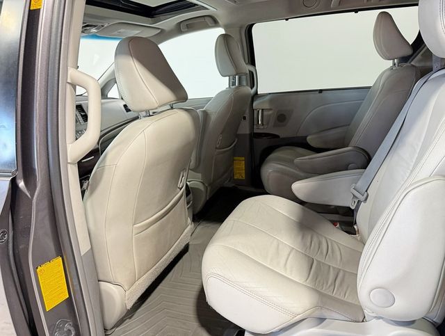 2012 Toyota Sienna XLE - 22922444 - 33