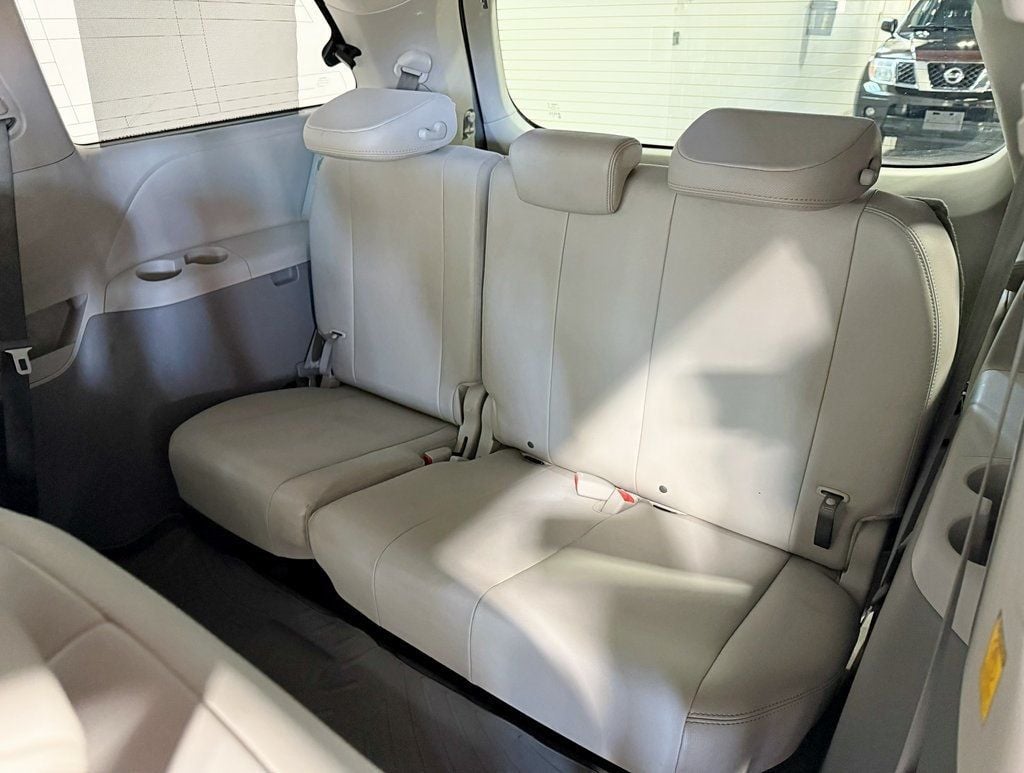 2012 Toyota Sienna XLE - 22922444 - 37