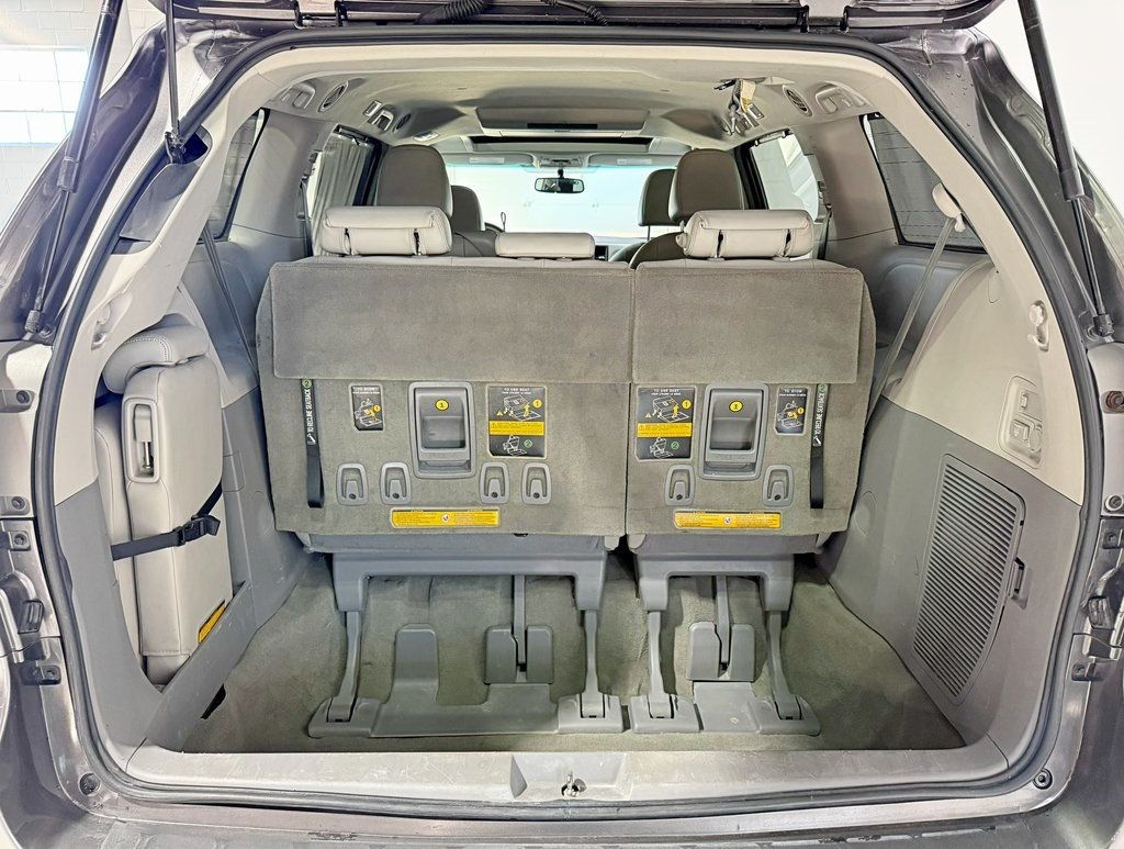2012 Toyota Sienna XLE - 22922444 - 38