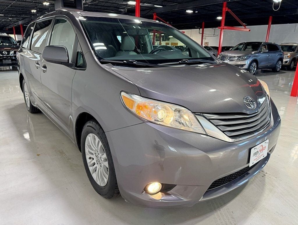 2012 Toyota Sienna XLE - 22922444 - 3