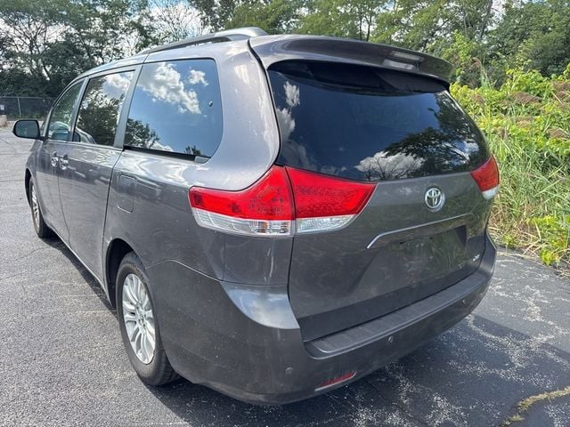 2012 Toyota Sienna XLE - 22922444 - 3