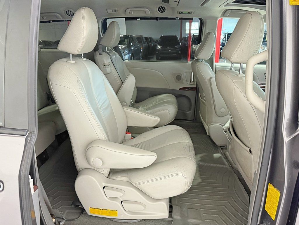 2012 Toyota Sienna XLE - 22922444 - 42