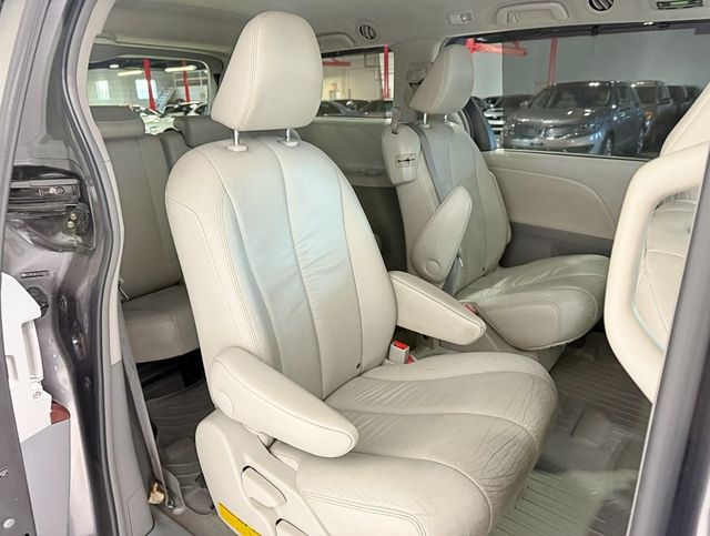 2012 Toyota Sienna XLE - 22922444 - 44