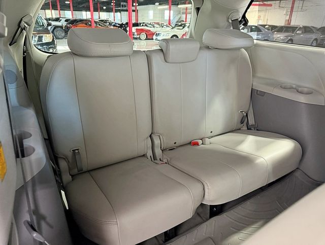 2012 Toyota Sienna XLE - 22922444 - 45