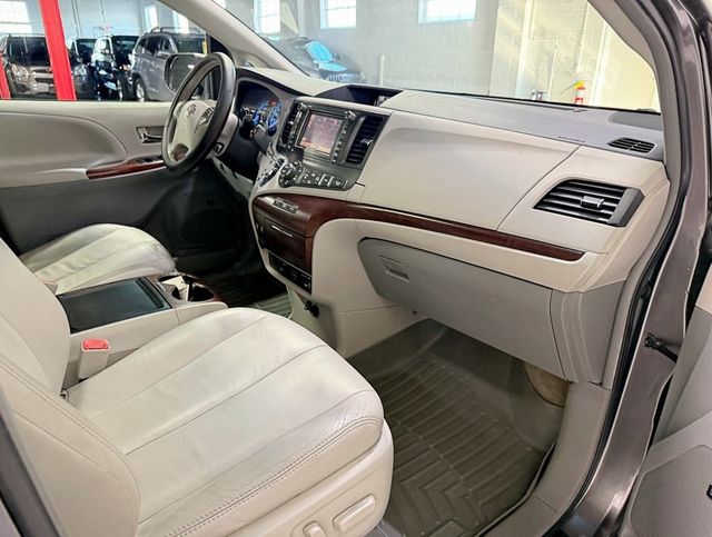 2012 Toyota Sienna XLE - 22922444 - 47