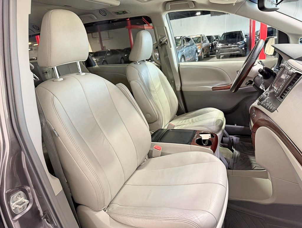 2012 Toyota Sienna XLE - 22922444 - 48