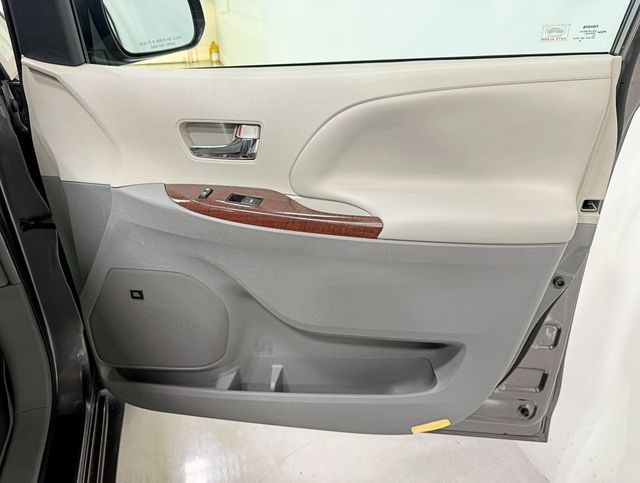 2012 Toyota Sienna XLE - 22922444 - 51