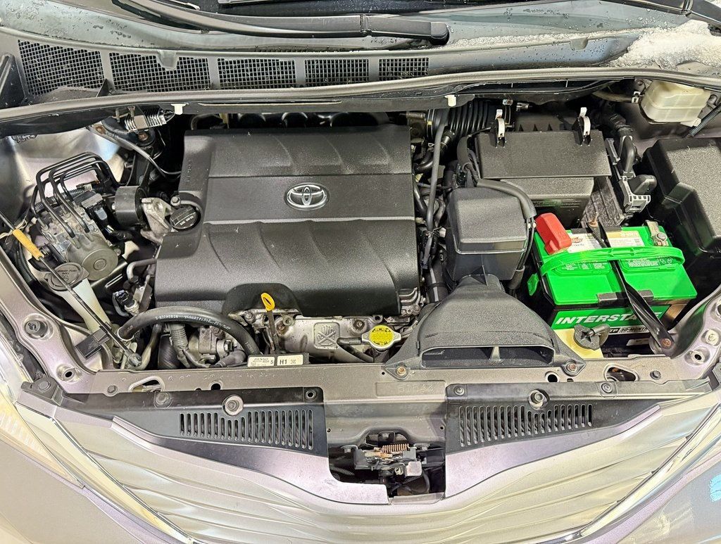 2012 Toyota Sienna XLE - 22922444 - 52