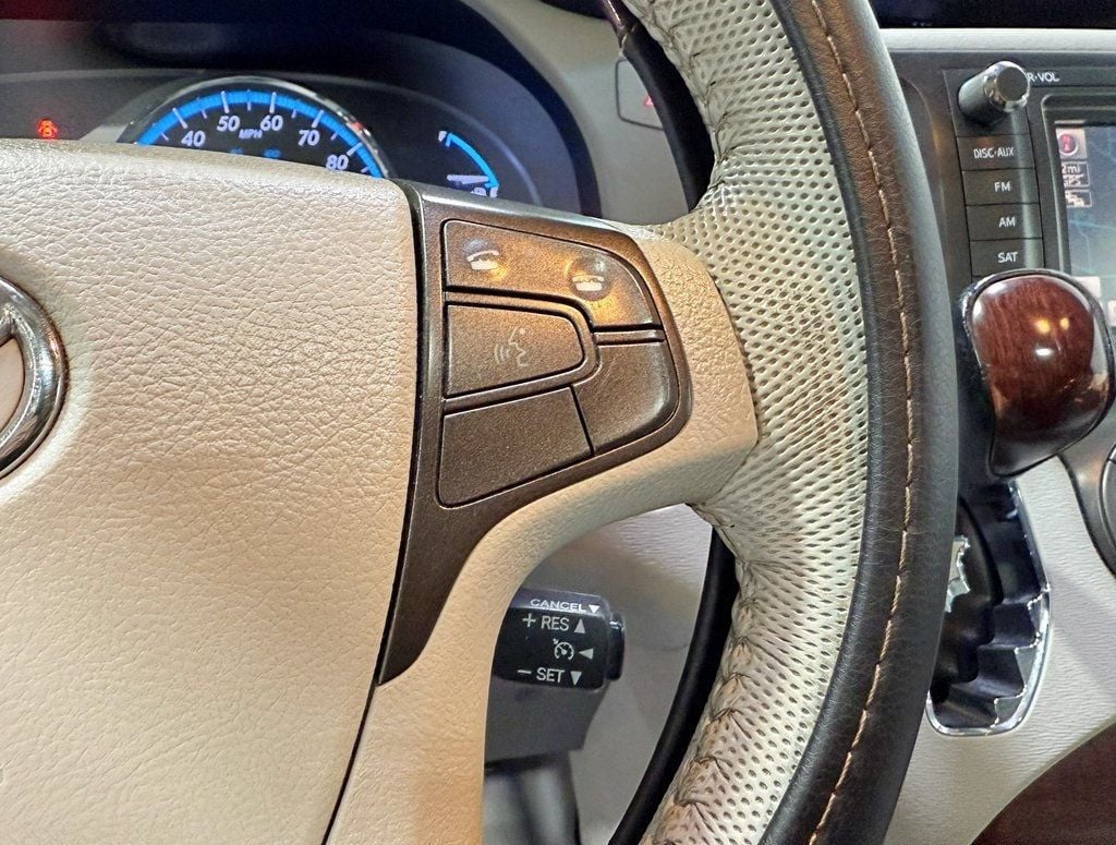 2012 Toyota Sienna XLE - 22922444 - 7