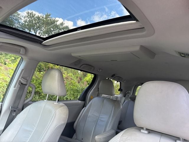 2012 Toyota Sienna XLE - 22922444 - 8