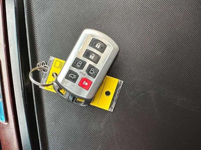 2012 Toyota Sienna XLE 8 Passenger 4dr Mini Van - 22936430 - 26