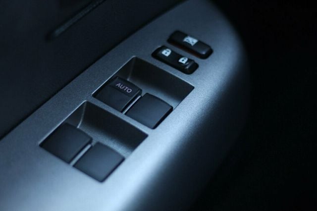 2012 Toyota Tundra 4WD CREWMAX W/ TOW PKG, 18" ALLOY WHEELS - 22963016 - 21