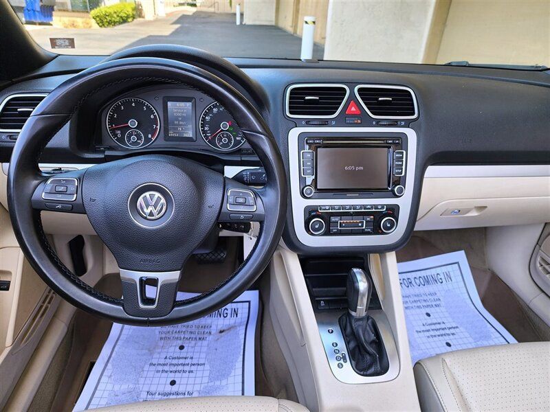 2012 Volkswagen Eos 2dr Convertible Komfort SULEV - 22603844 - 21