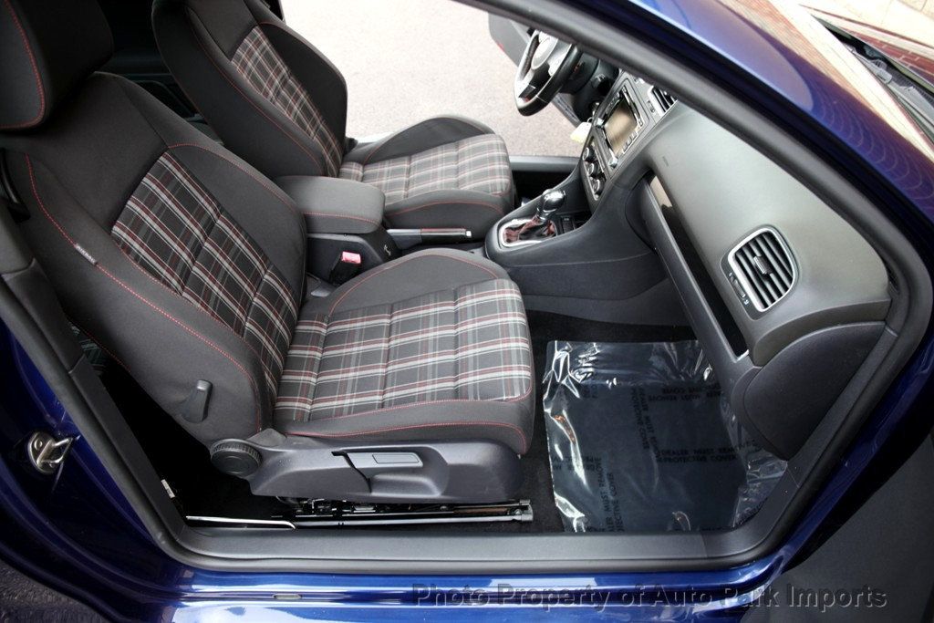 2012 Volkswagen Golf GTI Base photo 23