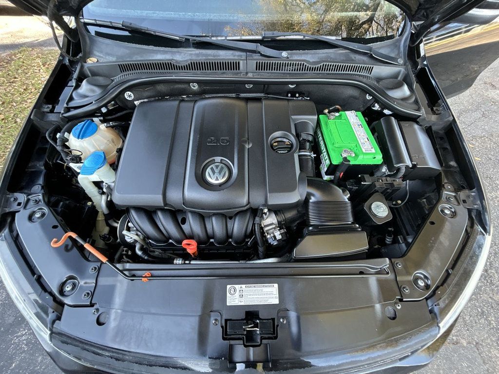 Volkswagen Jetta Sedan SE photo 11