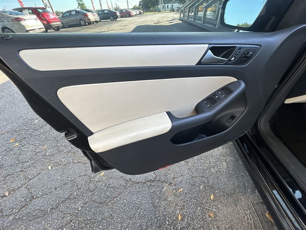 Volkswagen Jetta Sedan SE photo 12