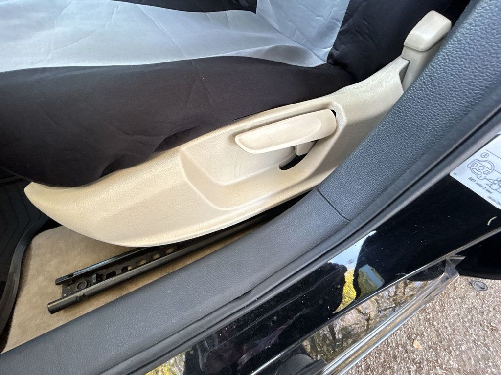 Volkswagen Jetta Sedan SE photo 13
