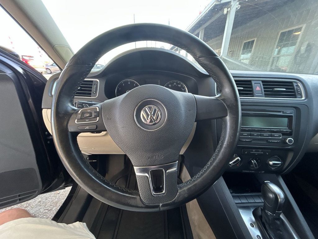 Volkswagen Jetta Sedan SE photo 15