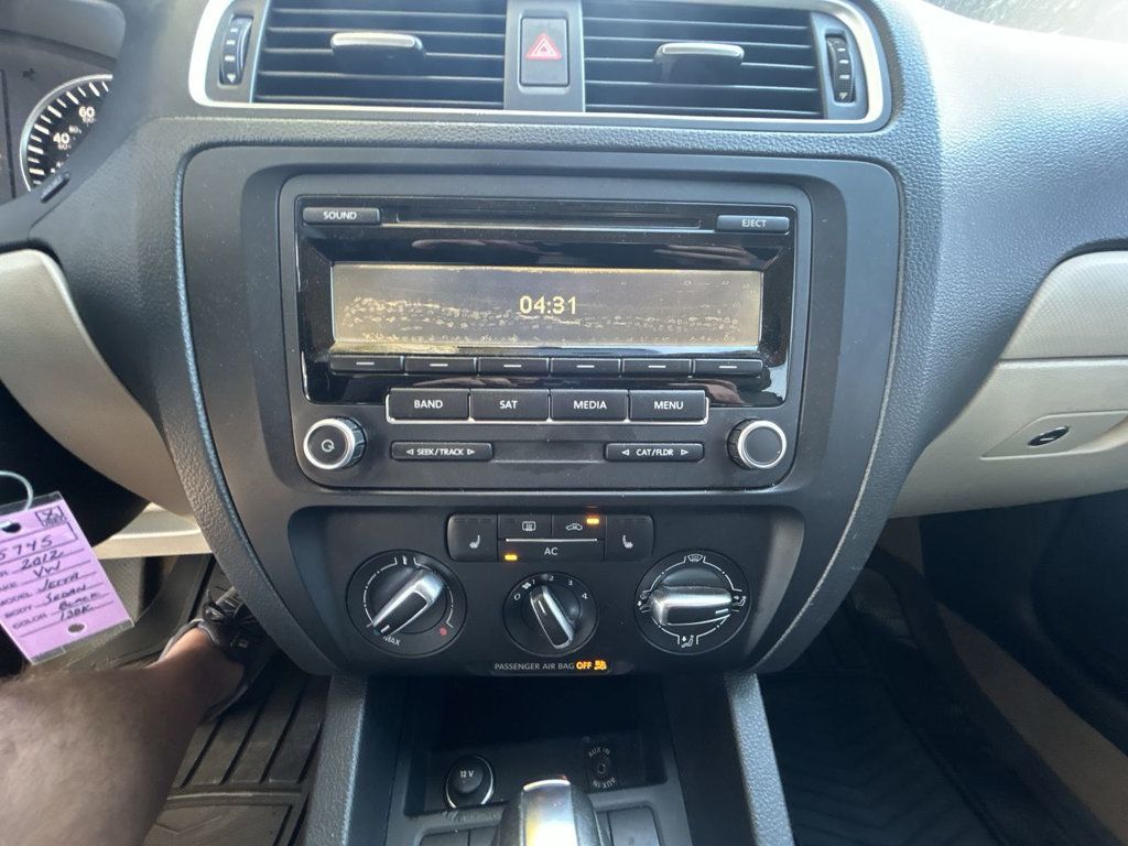 Volkswagen Jetta Sedan SE photo 17