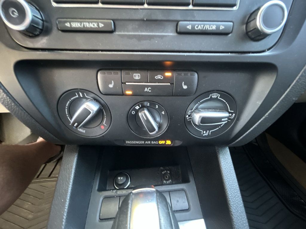 Volkswagen Jetta Sedan SE photo 18
