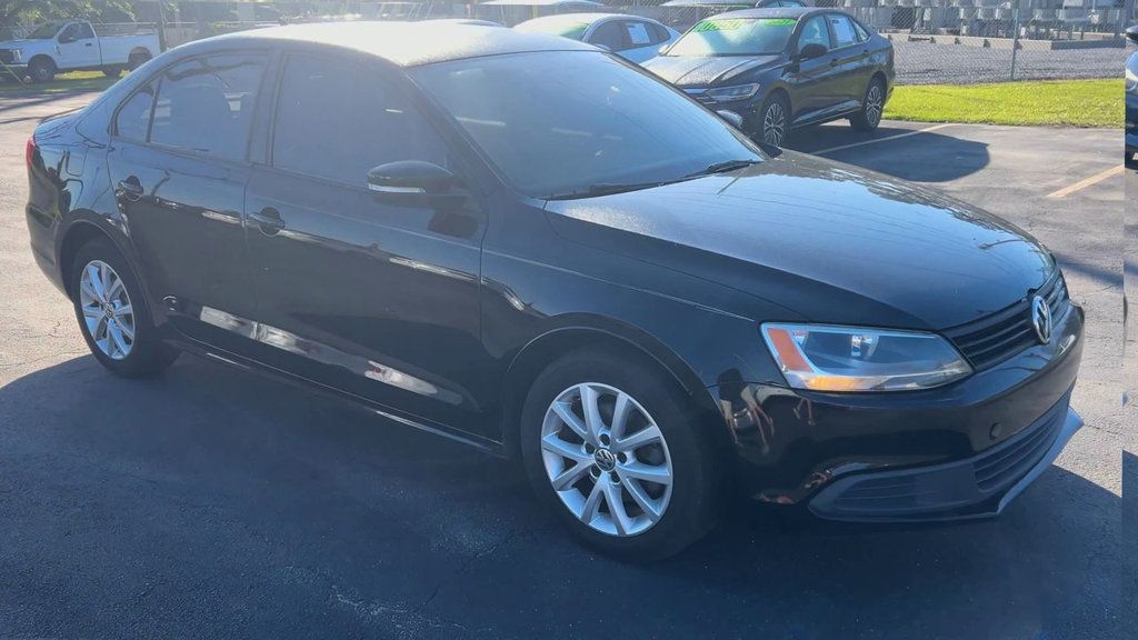 Volkswagen Jetta Sedan SE photo 2