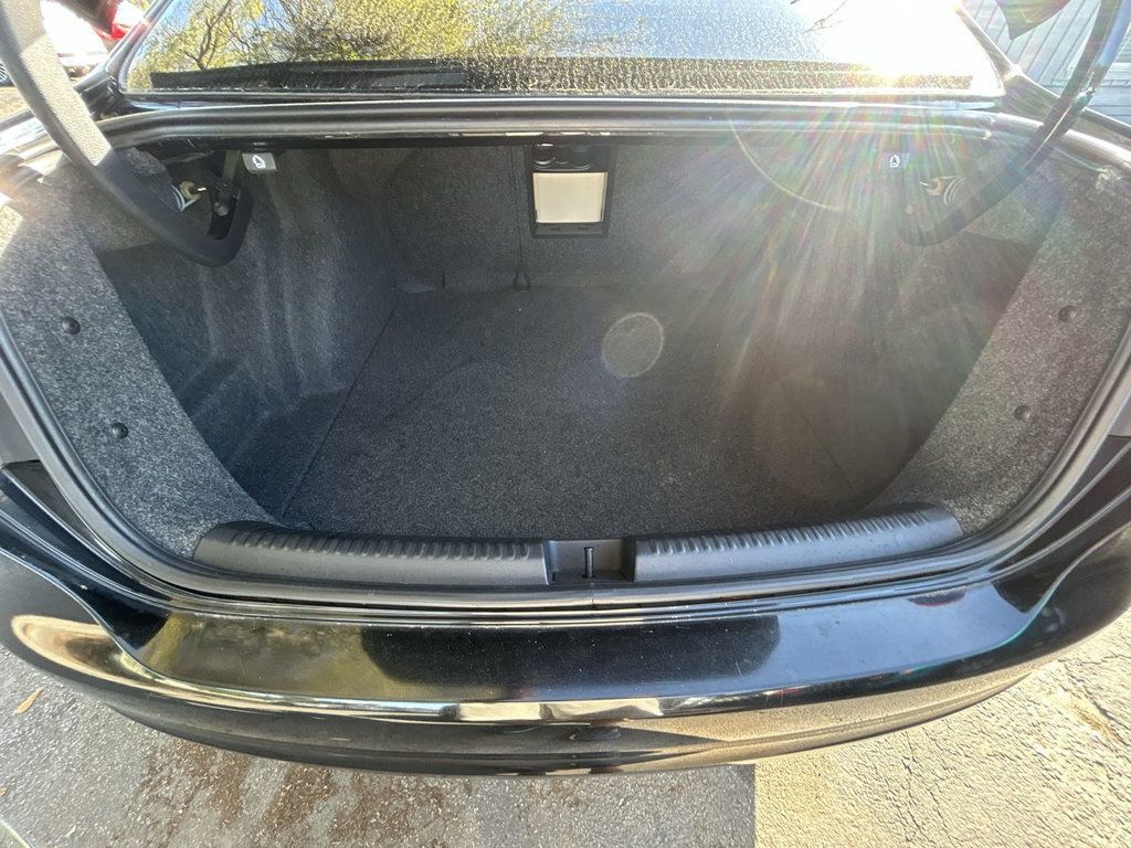 Volkswagen Jetta Sedan SE photo 21