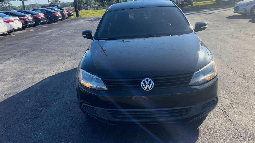 Volkswagen Jetta Sedan SE photo 3