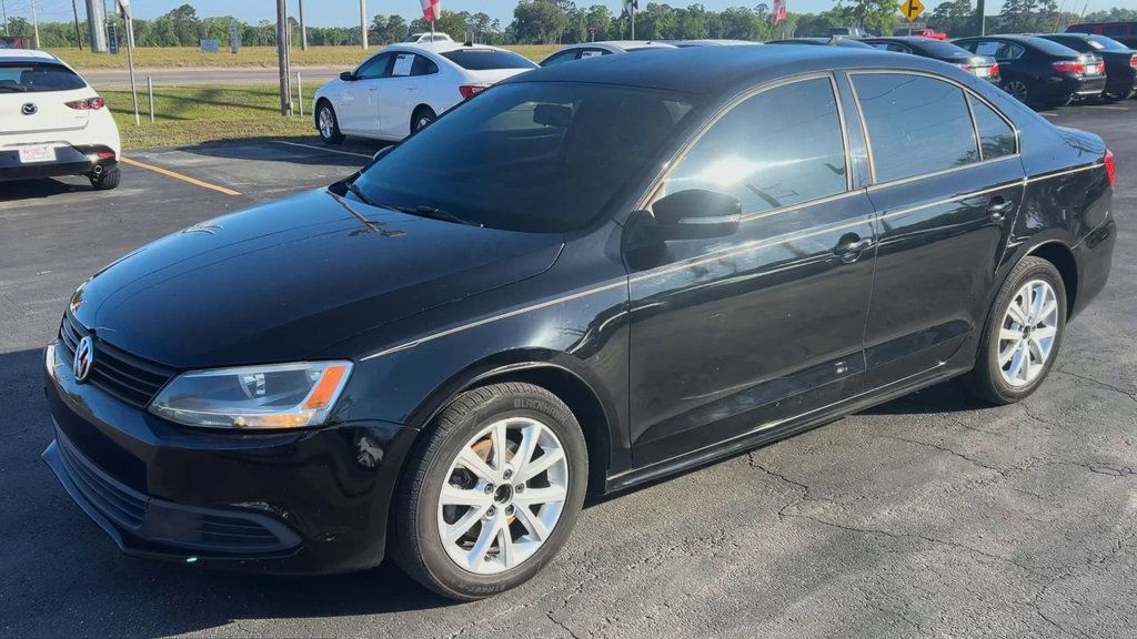 Volkswagen Jetta Sedan SE photo 4