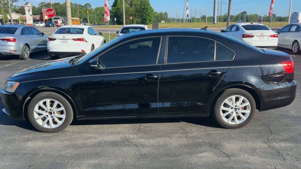 Volkswagen Jetta Sedan SE photo 5