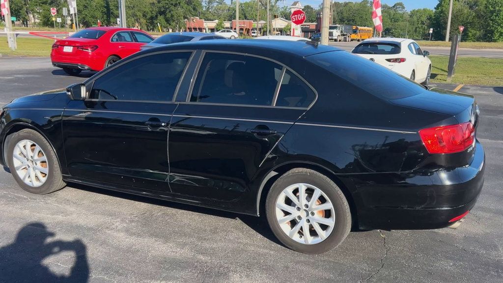 Volkswagen Jetta Sedan SE photo 6