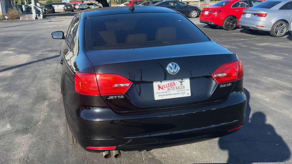Volkswagen Jetta Sedan SE photo 7