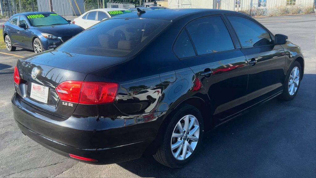 Volkswagen Jetta Sedan SE photo 8