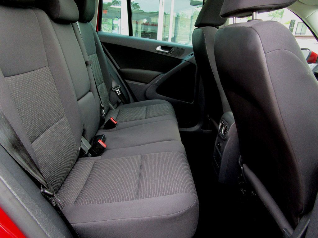 2012 Volkswagen Tiguan SEL photo 16
