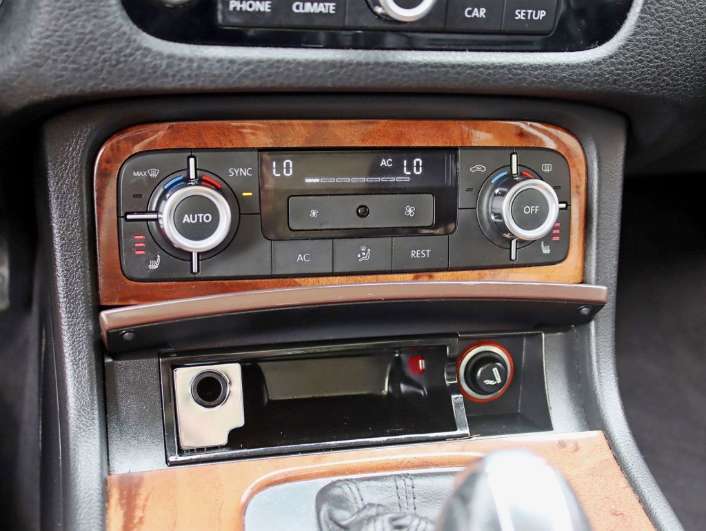 2012 Volkswagen Touareg VR6 Sport photo 17