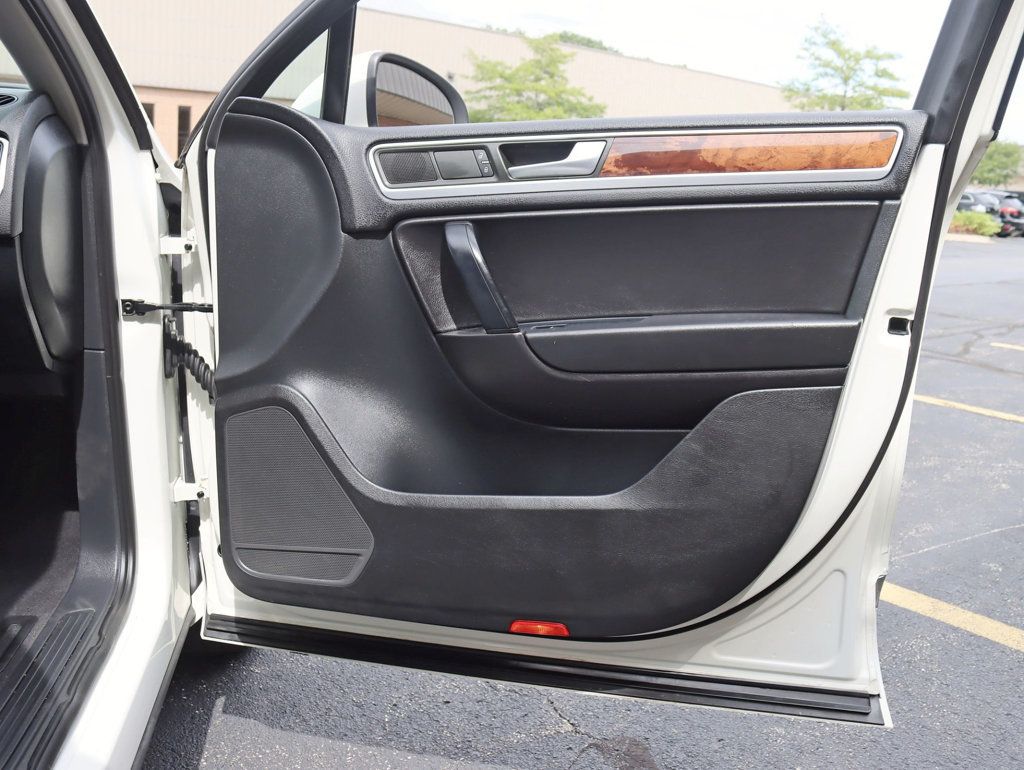 2012 Volkswagen Touareg VR6 Sport photo 24