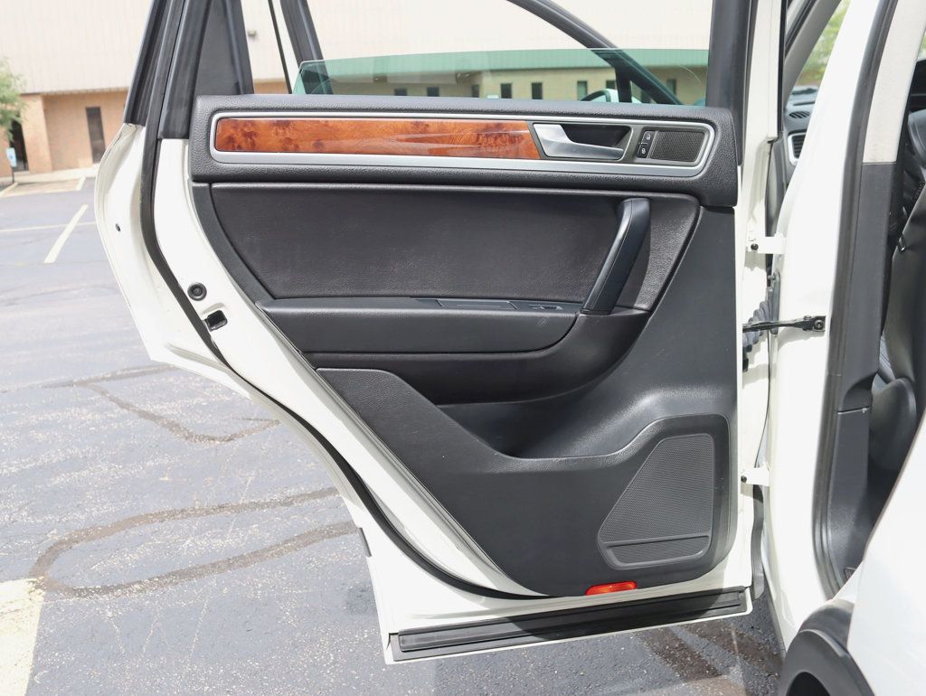 2012 Volkswagen Touareg VR6 Sport photo 25