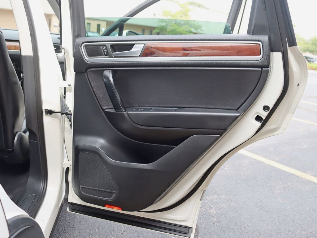 2012 Volkswagen Touareg VR6 Sport photo 26
